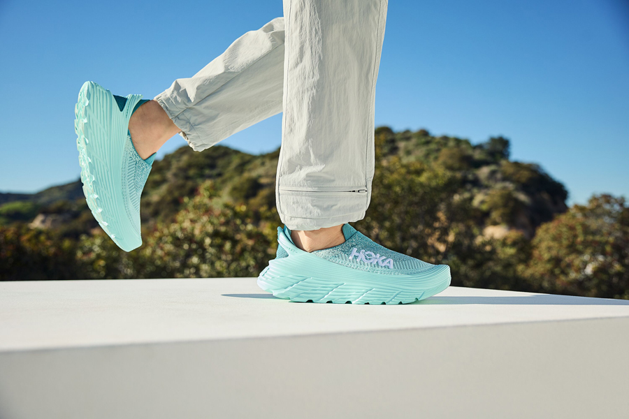 8/1発売】《HOKA》サステナブル素材を採用した スリッポン「RESTORE TC 