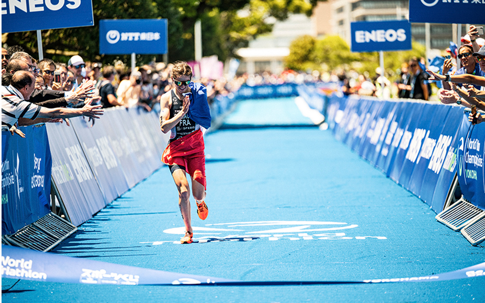 写真は前日に行われるエリートレースの様子。エイジのレースも同じグルーカーペットでフィニッシュできる！　2024年横浜トライアスロン　©Kenta Onoguchi